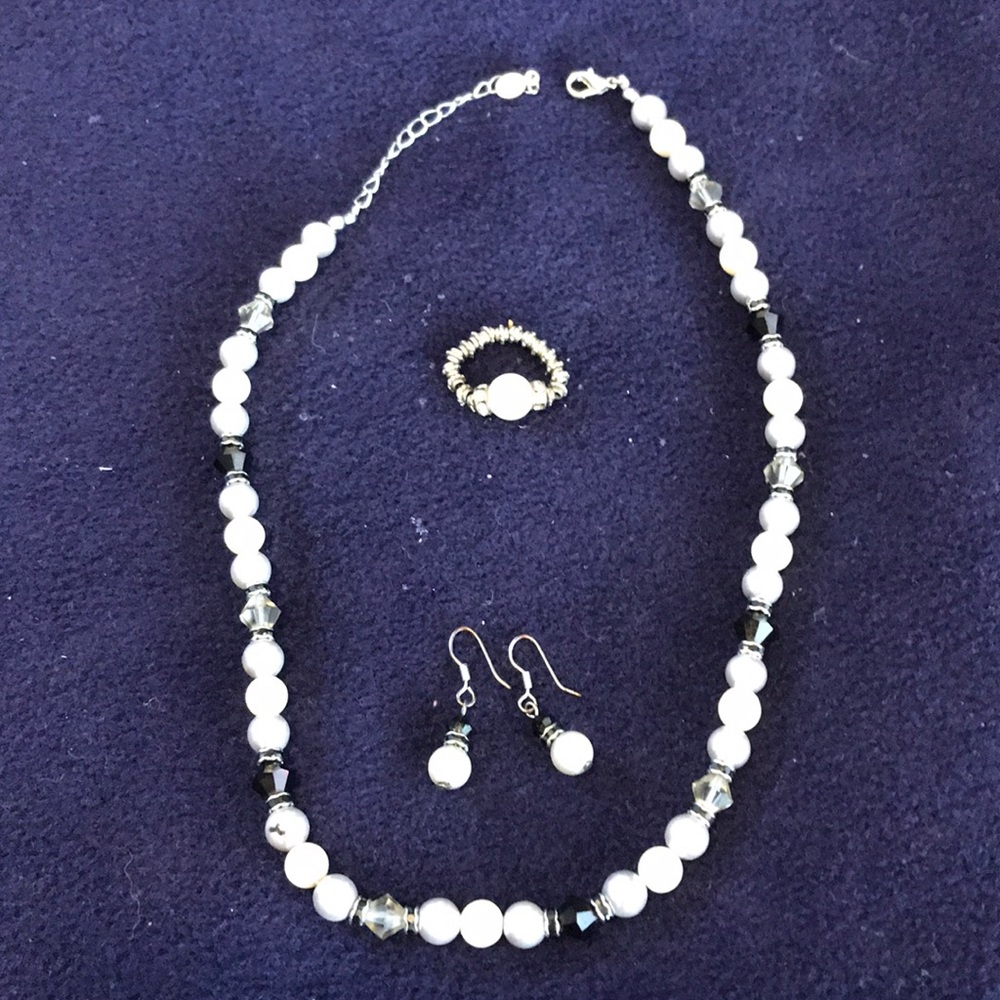 Necklace w/matching earrings and ring